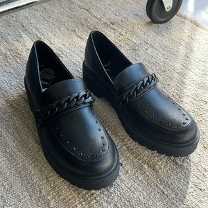 BRAND NEW Black loafers with matte chain